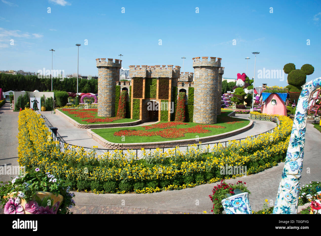 Replik von Disney Schloss bedeckt mit Blumen, Dubai Wunder Garten ein Blumengarten, Dubailand, Dubai, Vereinigte Arabische Emirate. Stockfoto