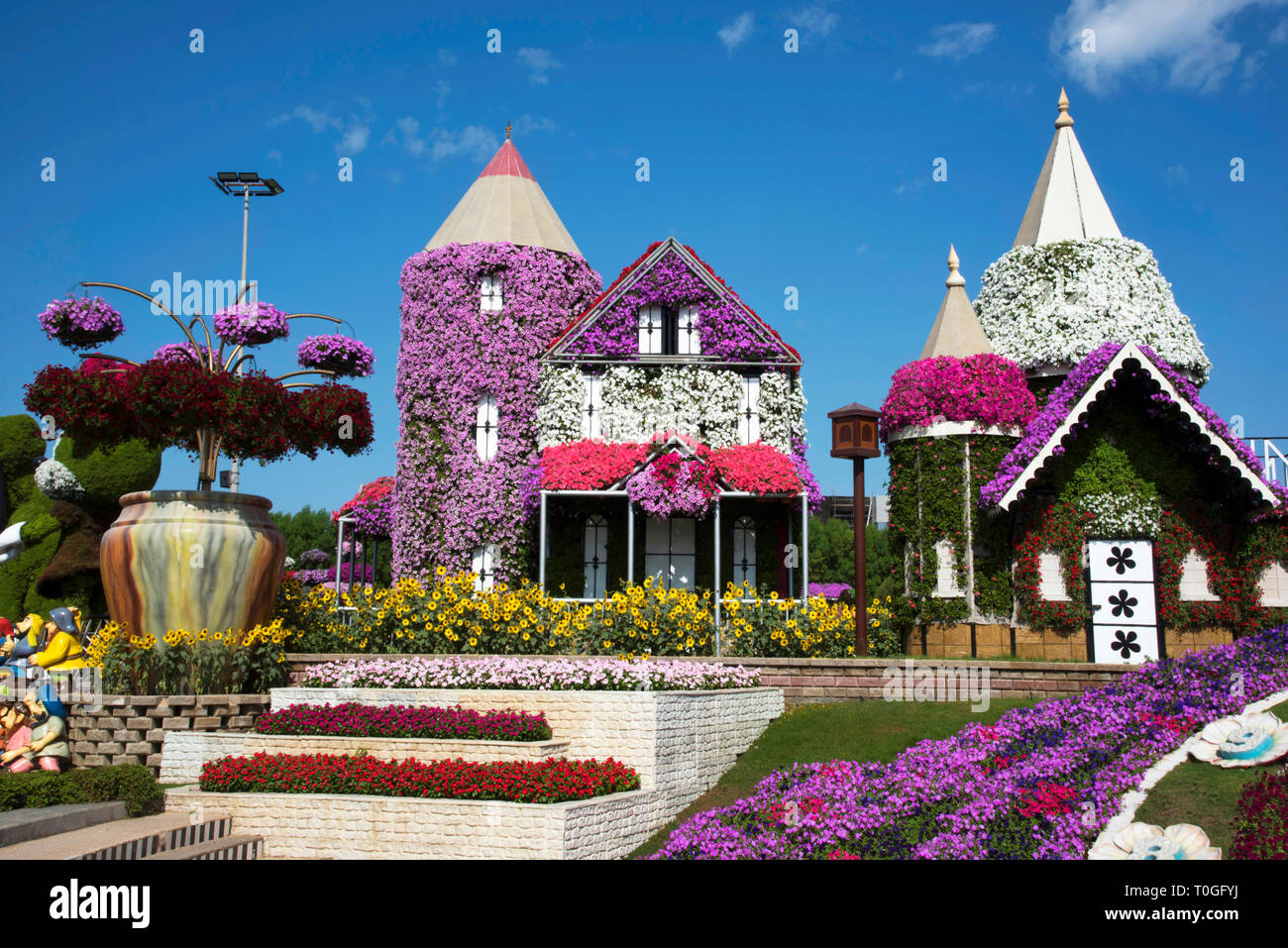 Replik von Disney Schloss bedeckt mit Blumen, Dubai Wunder Garten ein Blumengarten, Dubailand, Dubai, Vereinigte Arabische Emirate. Stockfoto