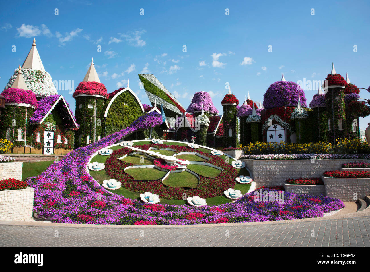 Replik von Disney Schloss bedeckt mit Blumen, Dubai Wunder Garten ein Blumengarten, Dubailand, Dubai, Vereinigte Arabische Emirate. Stockfoto