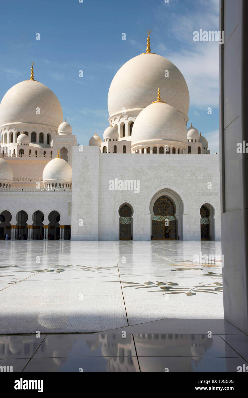 Zwiebelförmigen Kuppeln, Sheikh Zayed Moschee, Abu Dhabi, UAE, die größte Moschee des Landes. Stockfoto