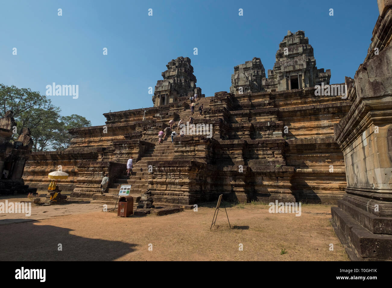 Menschen accending die Treppe bei Ta Keo Khmer Tempel in Angkor in Siem Reap, Kambodscha. Stockfoto