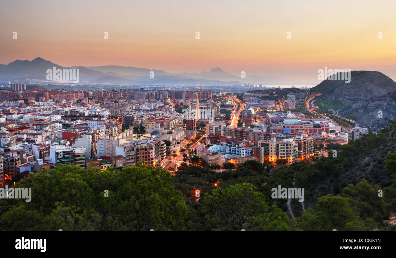 Spanien - Alicante ist mediterrane Stadt, Skyline bei Nacht Stockfoto