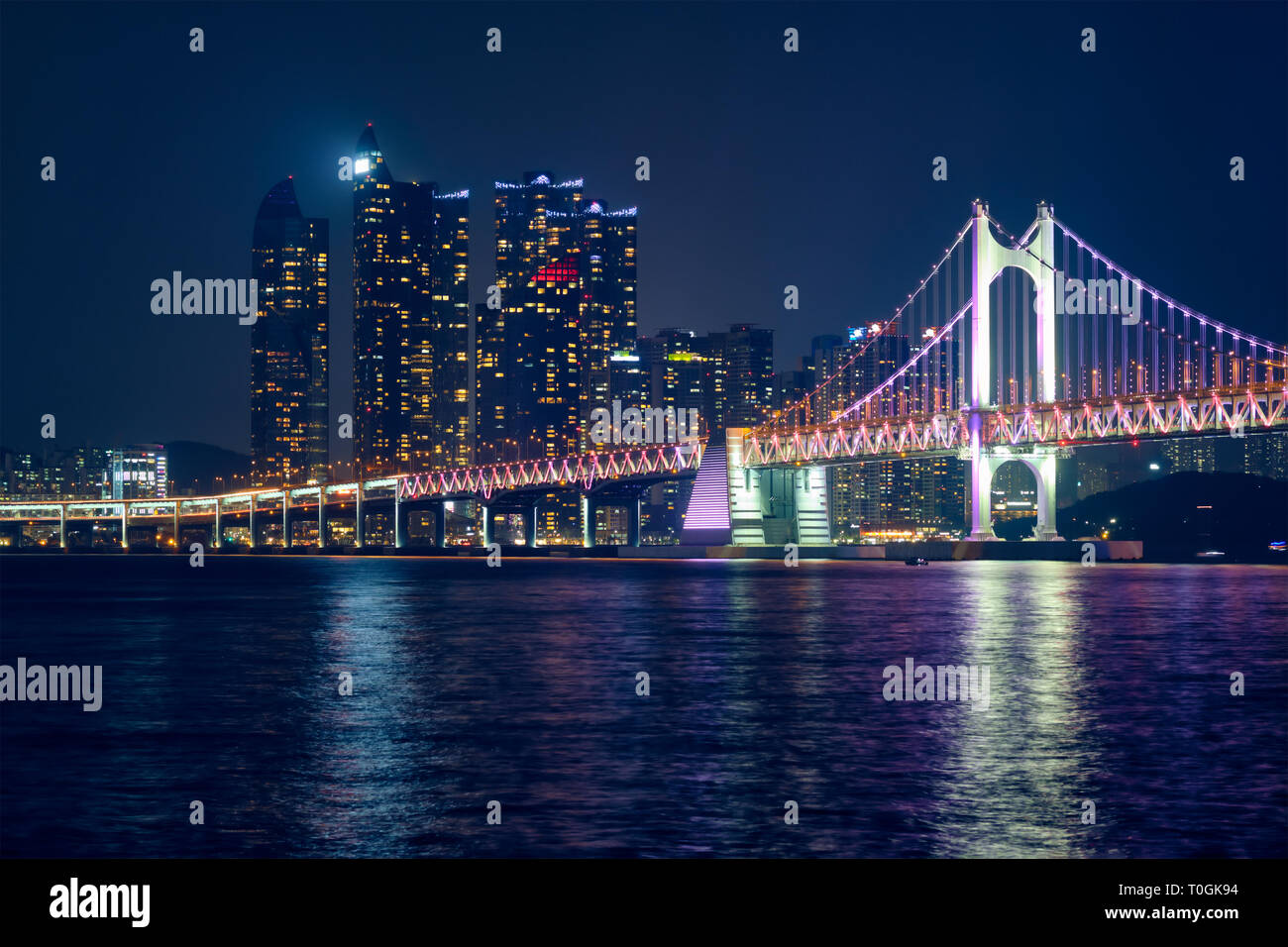 Gwangan Brücke und Wolkenkratzer in der Nacht. Busan, Südkorea Stockfoto