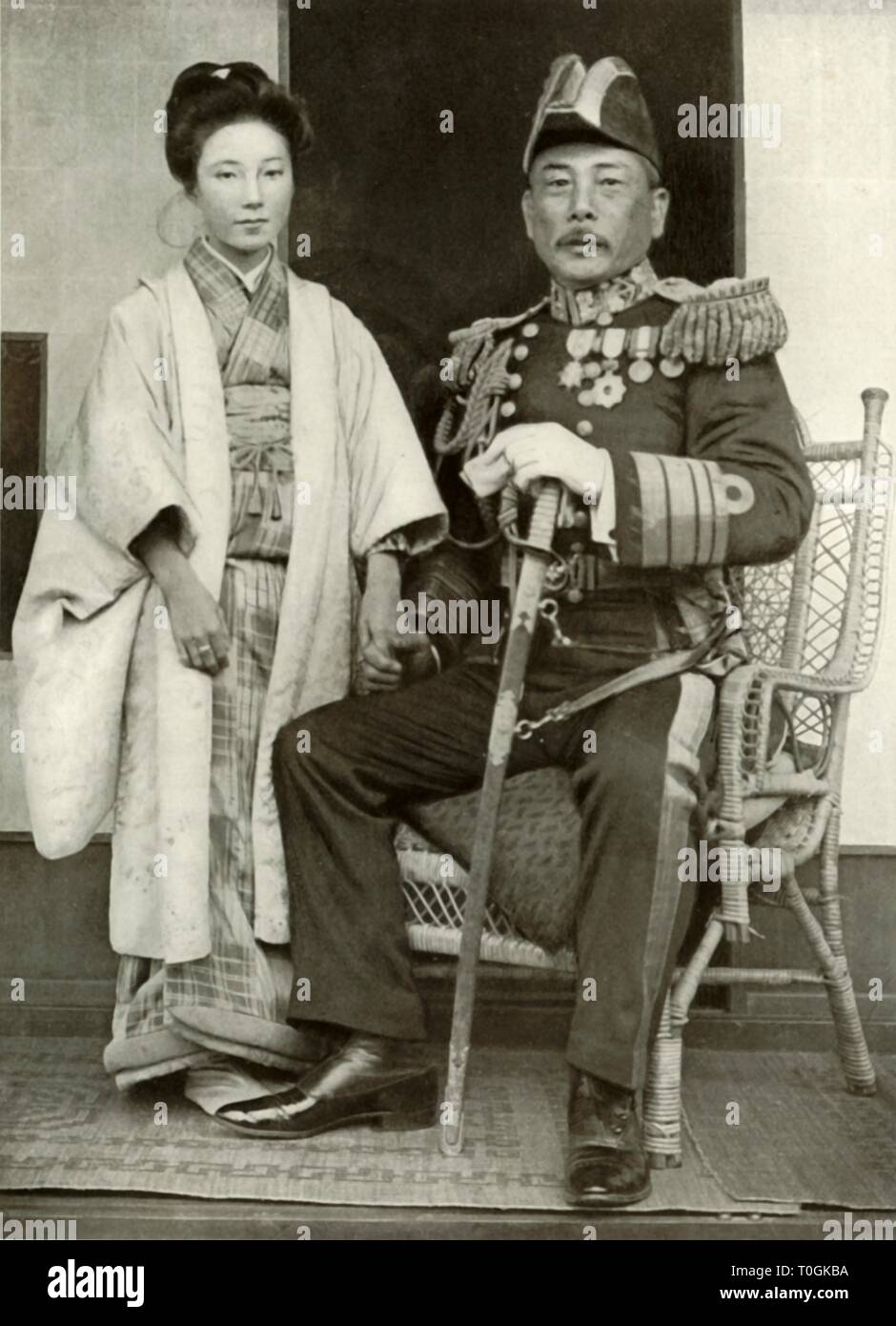 "Vizeadmiral Kamimura und seine Tochter Hoshiko', 1910. Schöpfer: Herbert Ponting. Stockfoto