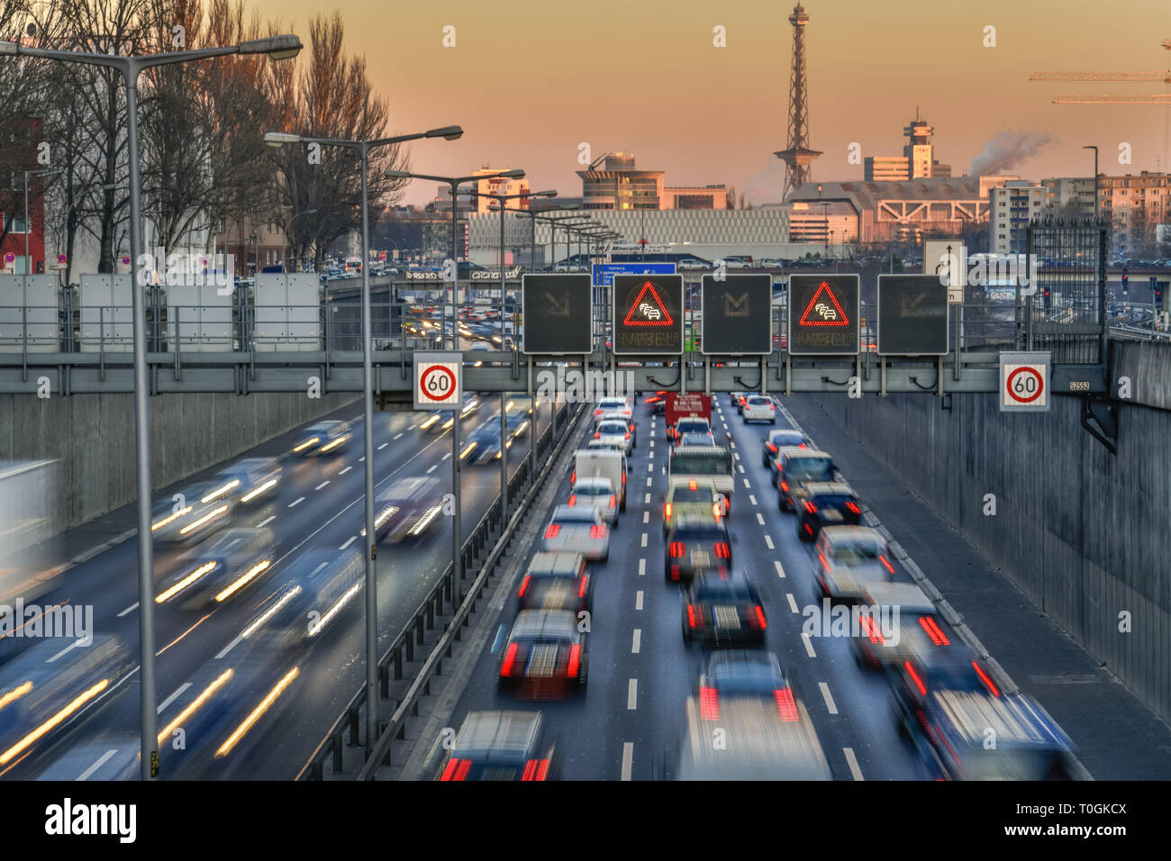 Viskose fließend Verkehr, Stadt, Autobahn A 100, Dorf Wilmers, Berlin, Deutschland, Zähfliessender Verkehr, Stadtautobahn A 100, Wilmersdorf, Deutschland Stockfoto