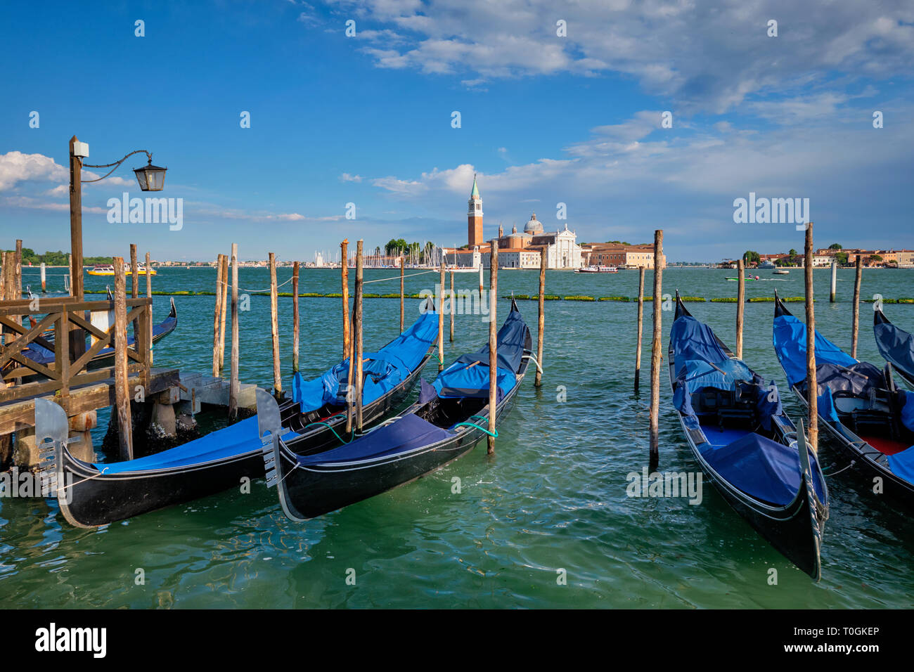 Gondeln und in der Lagune von Venedig, die von der Piazza San Marco. Venedig, Italien Stockfoto