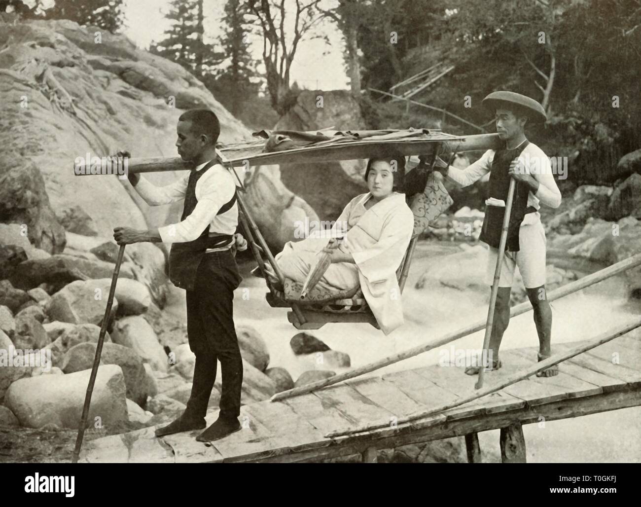 "Reisen durch Yama-Kago im Hakone Berge', 1910. Schöpfer: Herbert Ponting. Stockfoto