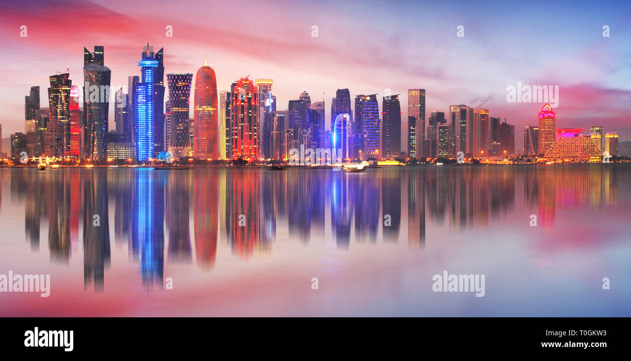 Skyline des modernen Stadt Doha in Katar, Naher Osten. - Von Doha Corniche in West Bay, Doha, Katar Stockfoto