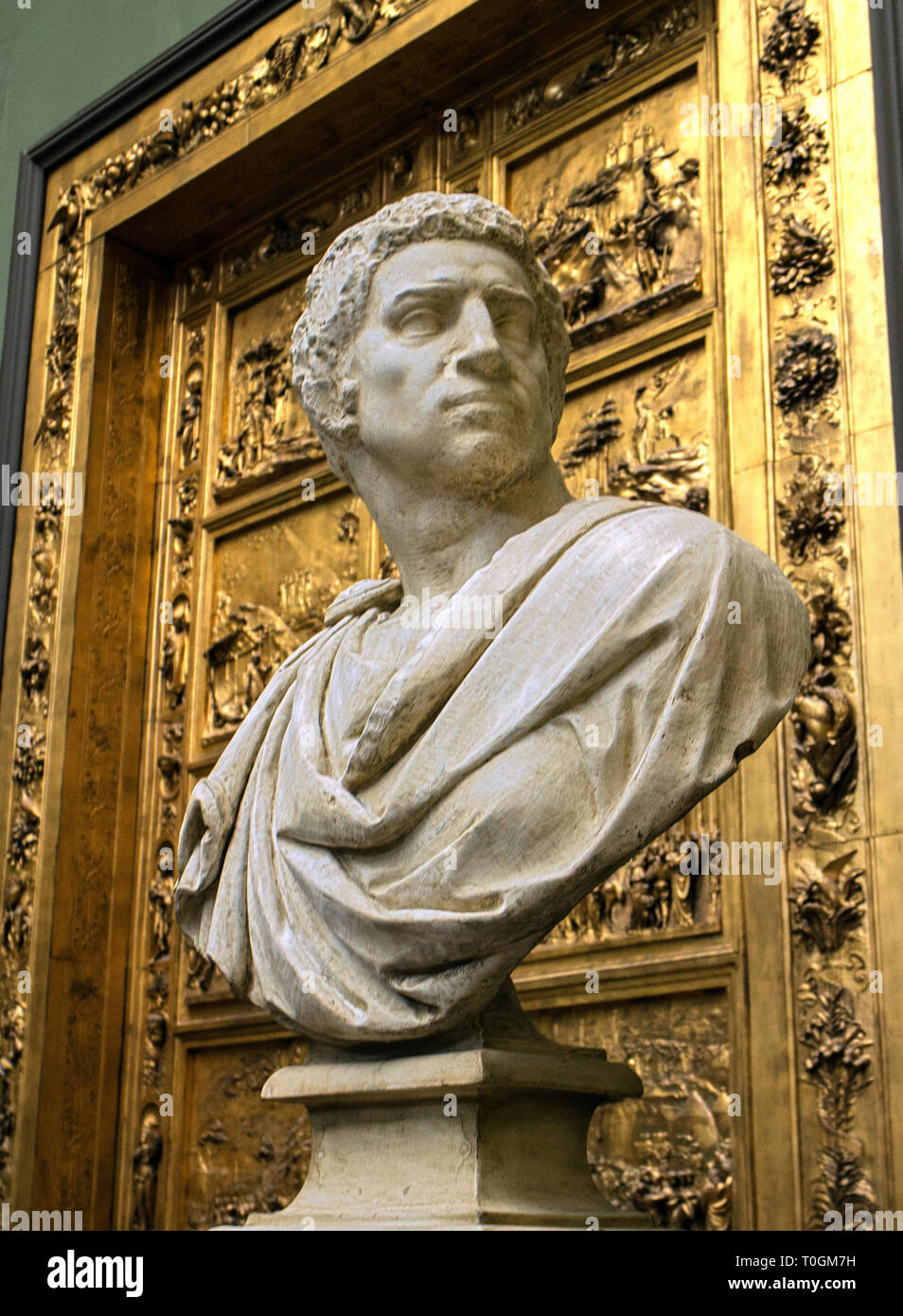 Der Büste von Brutus von Michelangelo Cast (mit Replik eines der Golden Gates von Florenz Baptisterium hinter), Victoria und Albert Museum, London Stockfoto