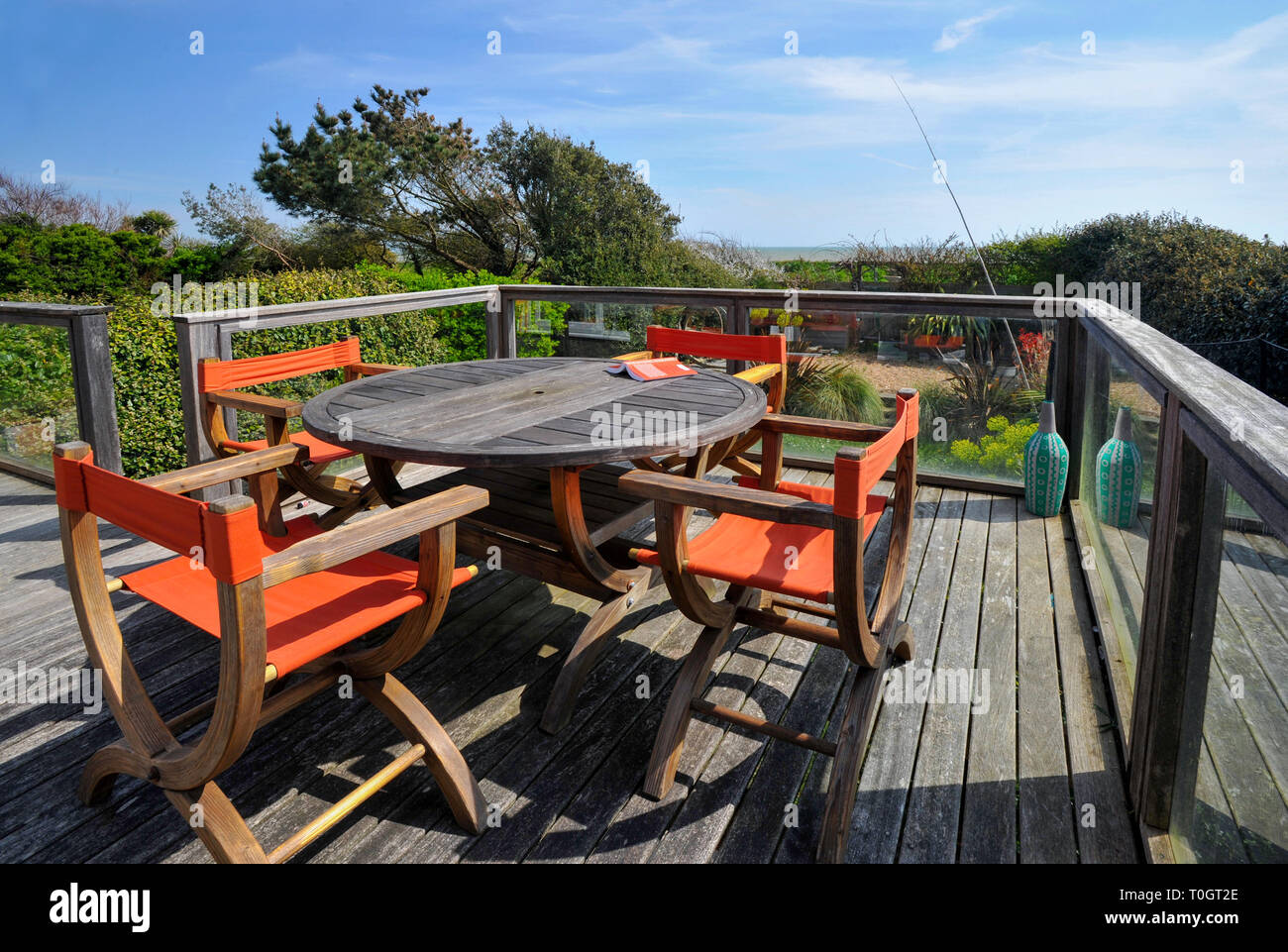 Tisch und Stühle auf einem Holz garten Deck Stockfoto