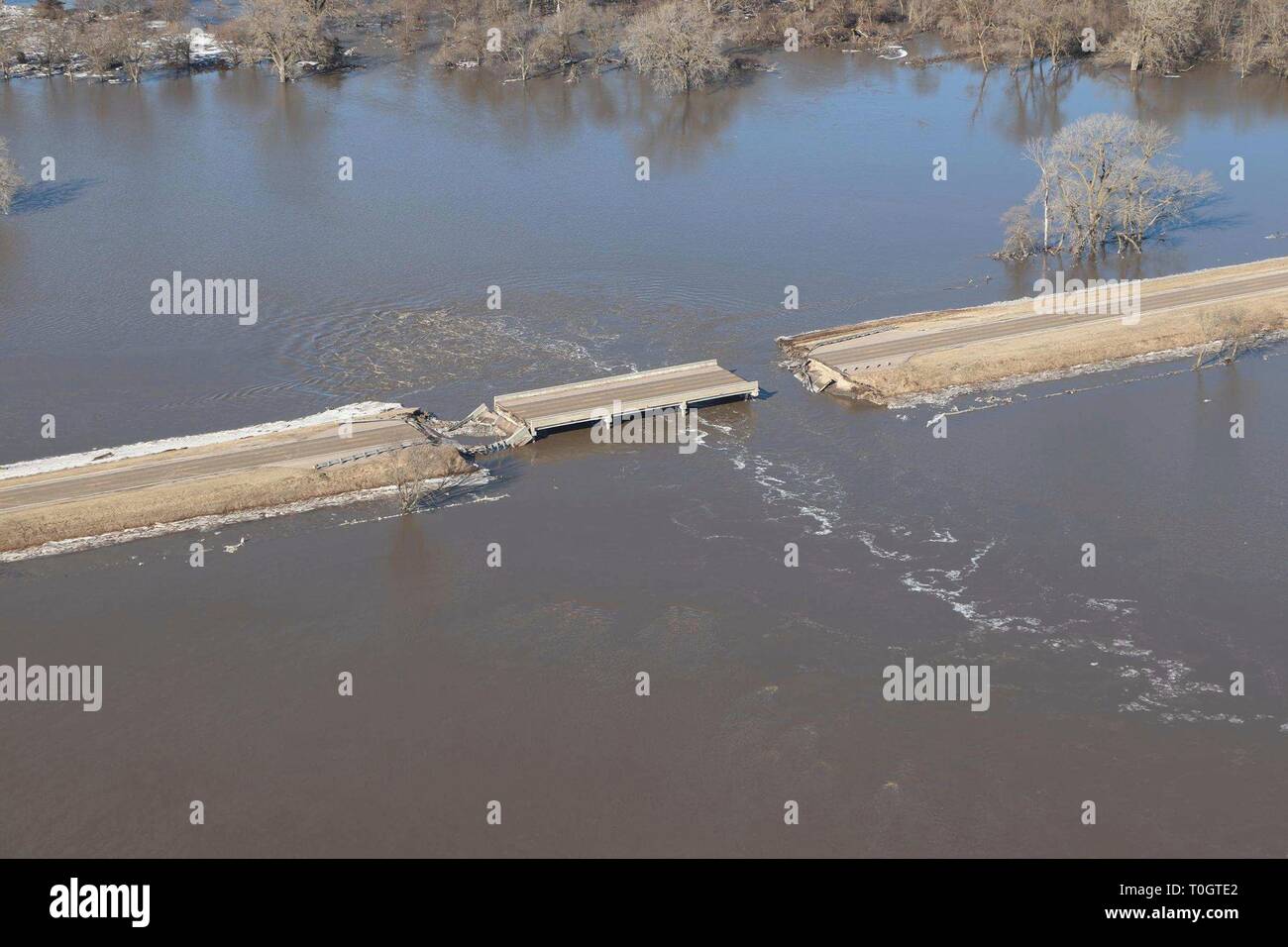 Die Nebraska 22 Brücke wird ausgewaschen nach massiven Hochwasser durch die Region am 16. März 2019 in der Nähe von Genua, Nebraska schwankte. Historische Hochwasser durch schnelles Schmelzen von Schnee fegen durch die ländlichen Gemeinschaften in Nebraska und Iowa tötet mindestens vier Menschen in den Ebenen und Midwest verursacht. Stockfoto