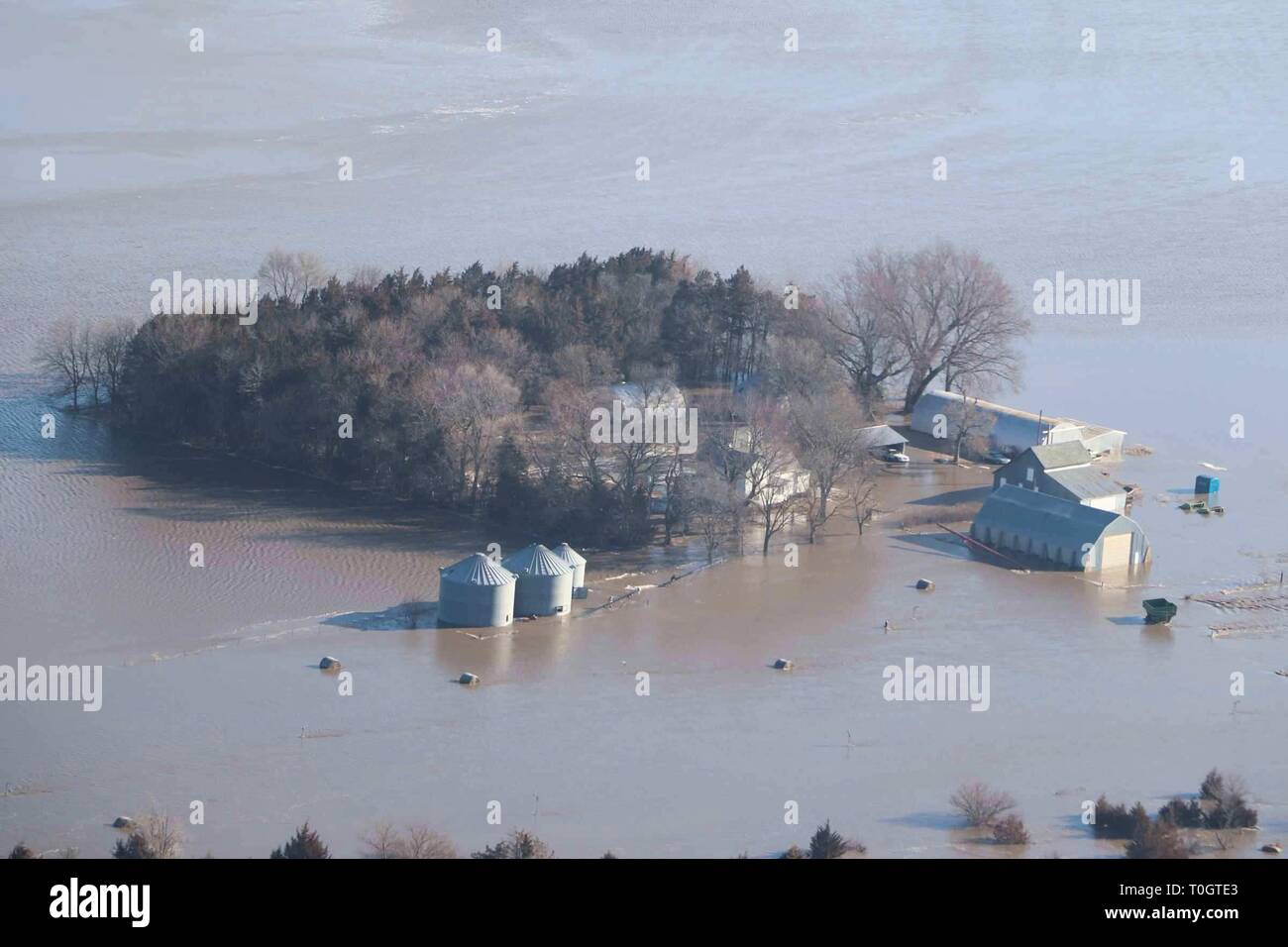 Luftaufnahme von einer Farm komplett vom Hochwasser März 16, 2019 in der Nähe der Fremont, Nebraska überwältigt. Historische Hochwasser durch schnelles Schmelzen von Schnee fegen durch die ländlichen Gemeinschaften in Nebraska und Iowa tötet mindestens vier Menschen in den Ebenen und Midwest verursacht. Stockfoto