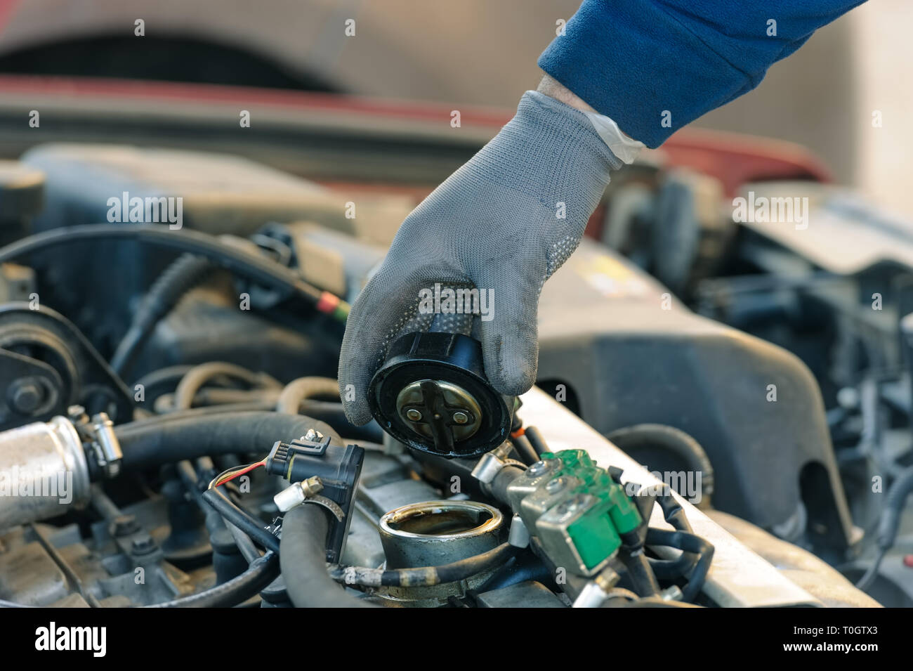 Motor Ölwechsel am Auto mit Flüssiggas system Stockfoto