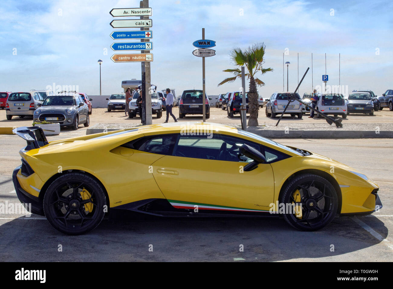 Faro, Portugal. Eine gelbe Lamborghini Performance parkte am Strand von Faro, Portugal Stockfoto