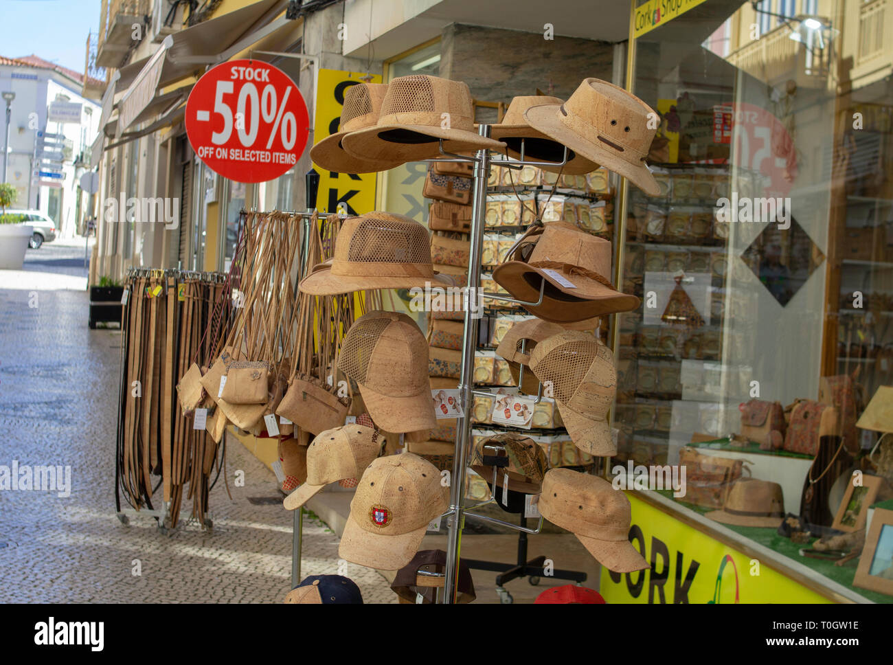 Loulé, Portugal. Kopfbedeckungen, Hüte, Taschen und Gürtel aus Kork vor einem Geschäft in Loulé, Portugal Stockfoto