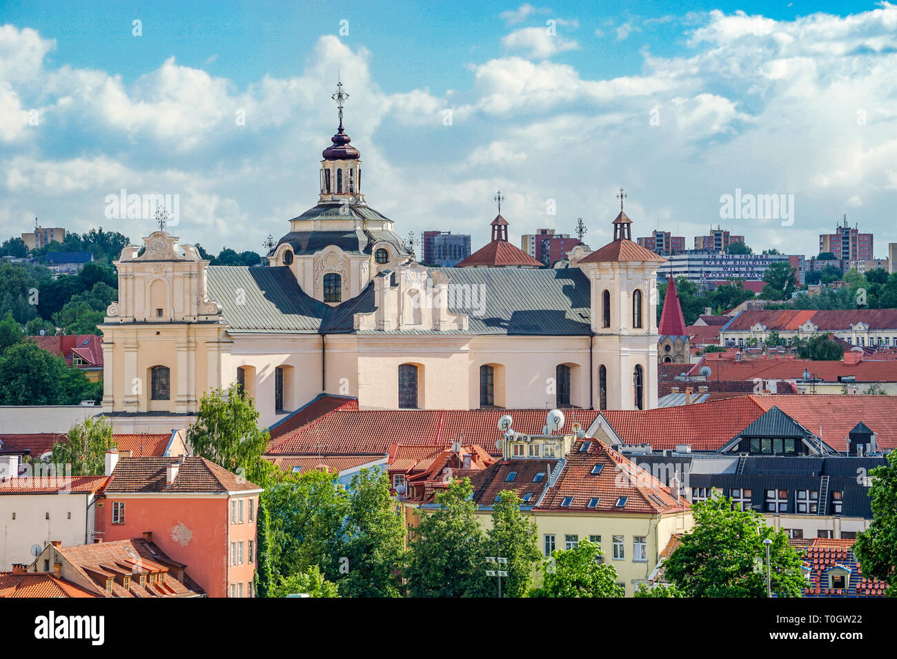 Dominikanische Kirche des Heiligen Geistes an einem sonnigen Sommertag in Vilnius, Litauen. Luftbild vom Turm der Kathedrale Stockfoto