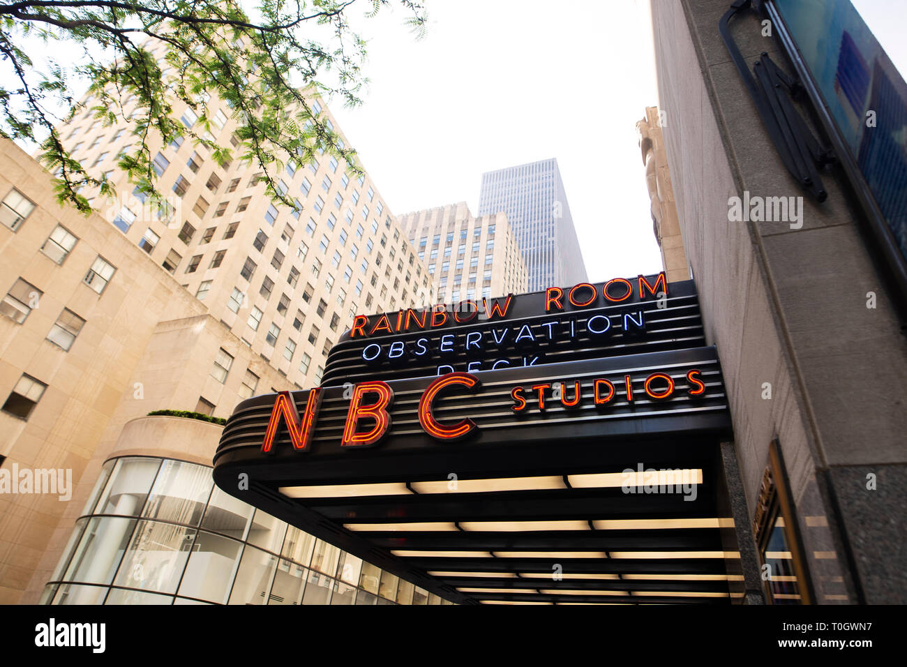Die Zeichen für die Rainbow Room und der Aussichtsplattform bei NBC Studios in New York City, USA. Stockfoto