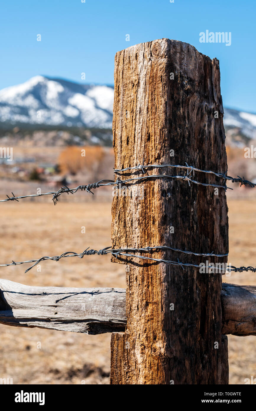In der Nähe von Stacheldraht zaun & Holzzaun Post; Ranch in Colorado, USA Stockfoto