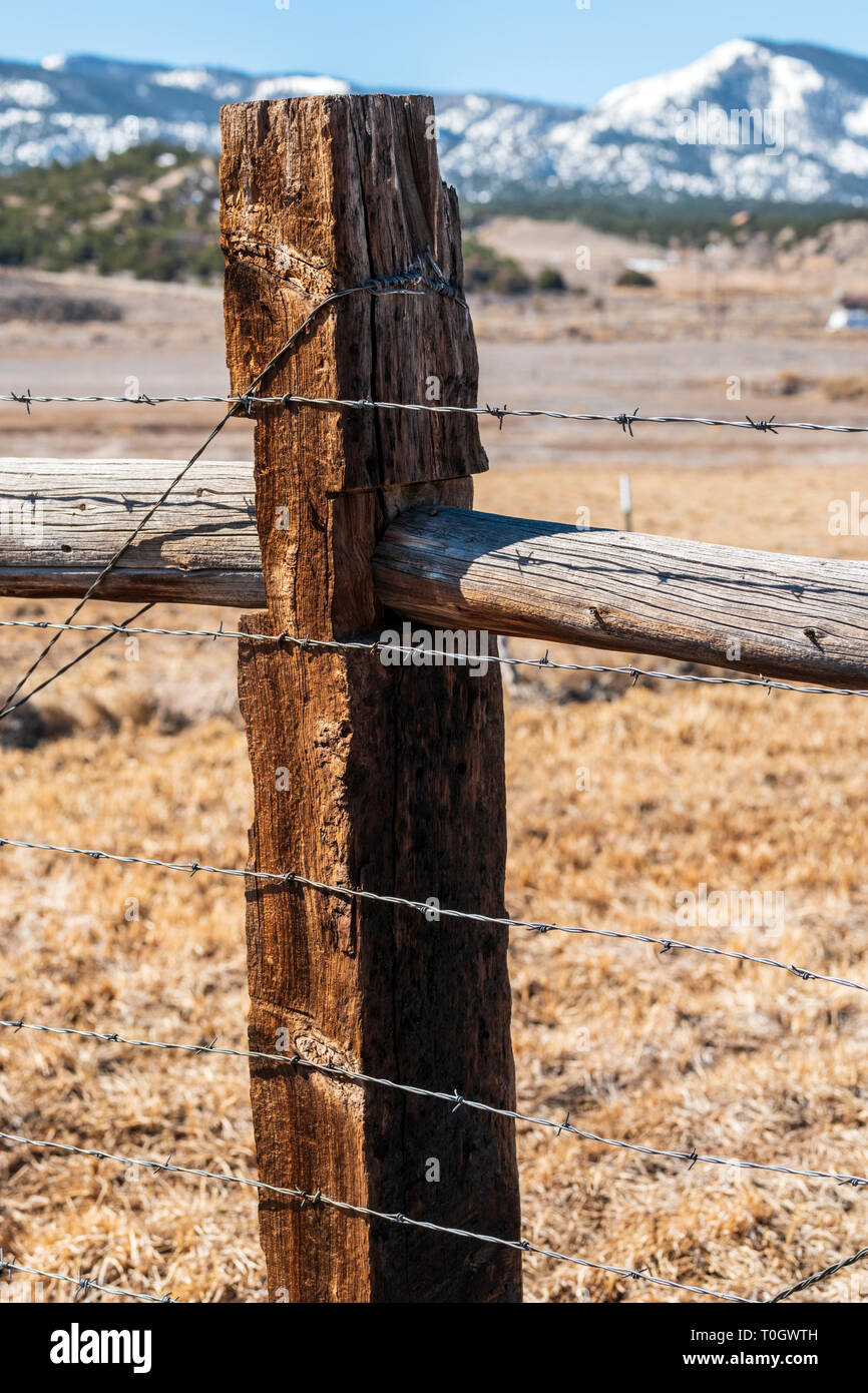 In der Nähe von Stacheldraht zaun & Holzzaun Post; Ranch in Colorado, USA Stockfoto