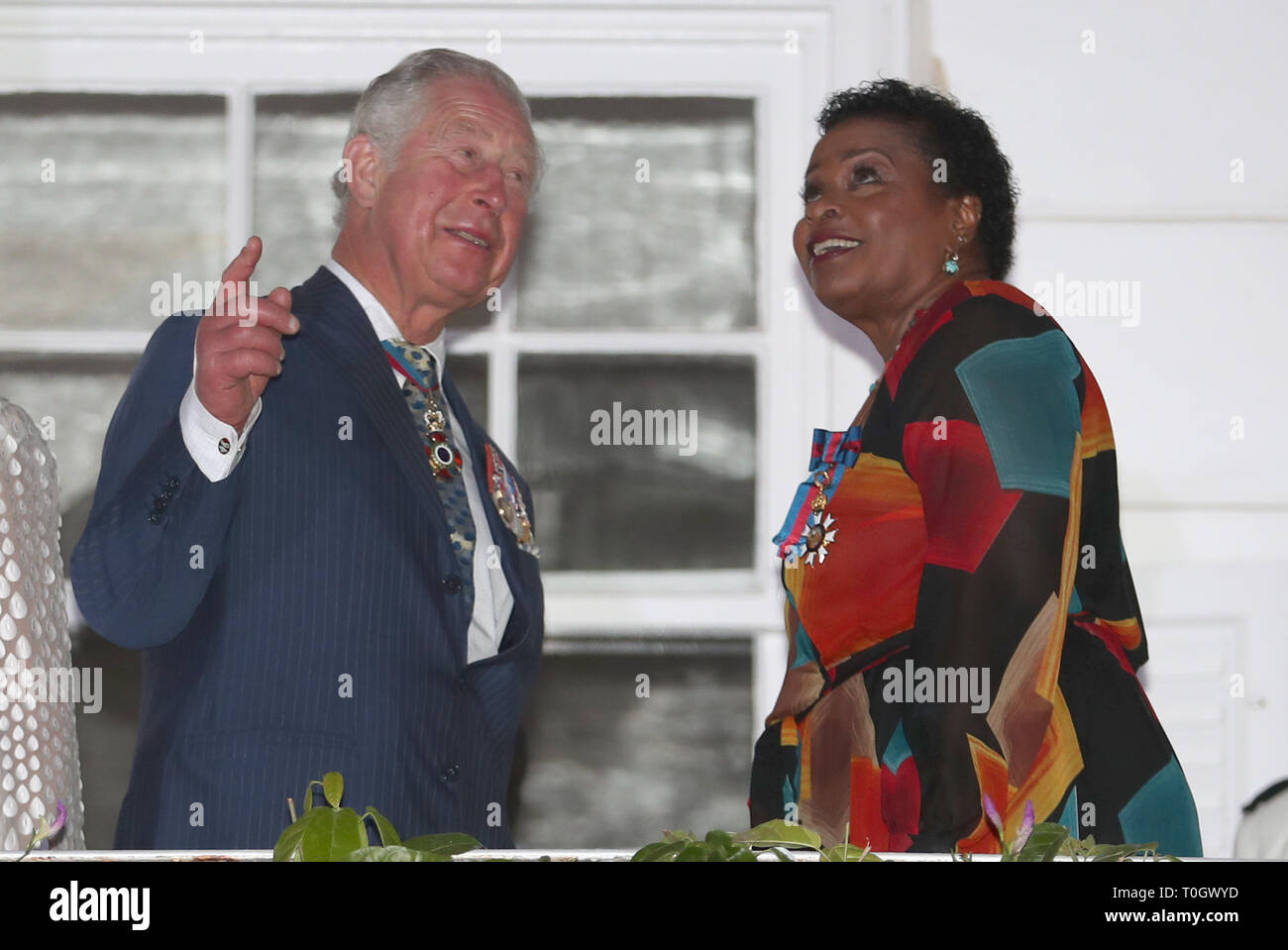 Der Prinz von Wales und Generalgouverneur von Barbados, Ihrer Exzellenz Dame Sandra Maurer, besuchen einen Empfang in der Residenz des Ministerpräsidenten, ilarie Gericht, in Bridgetown, Barbados, wie Sie Ihre Tour durch die Karibik fort. Stockfoto