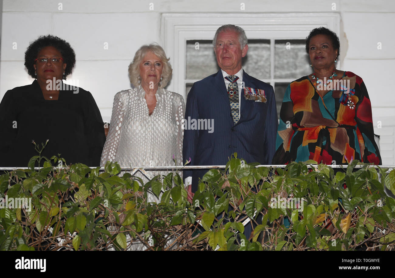 Der Prinz von Wales und die Herzogin von Cornwall, mit Premierminister von Barbados, Frau Mia Mottley (links) und Generalgouverneur von Barbados, Ihrer Exzellenz Dame Sandra Maurer, besuchen einen Empfang in der Residenz des Ministerpräsidenten, ilarie Gericht, in Bridgetown, Barbados, wie Sie Ihre Tour durch die Karibik fort. Stockfoto