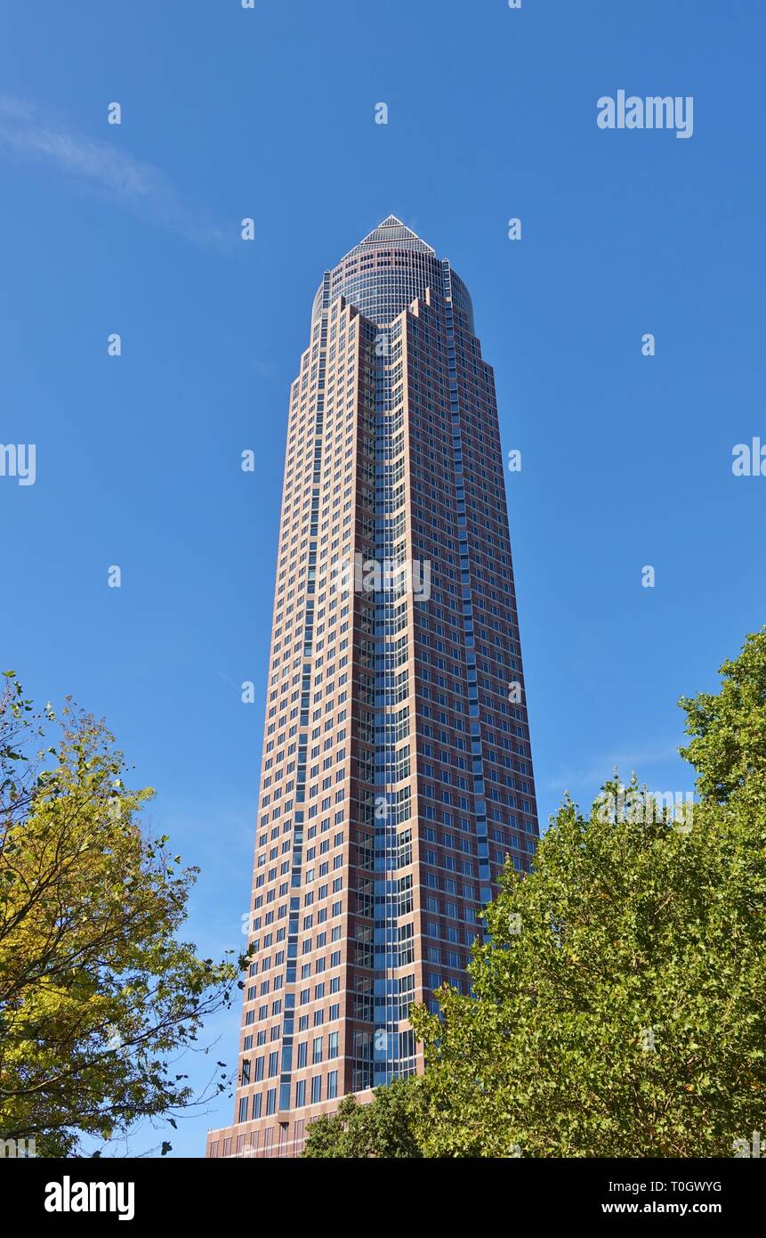 FRANKFURT AM MAIN, Deutschland - 8 May 2018 - Blick auf das Wahrzeichen Messeturm (Messe Turm) Hochhaus in der Main Stadtteil von Frankfurt am Main. Stockfoto