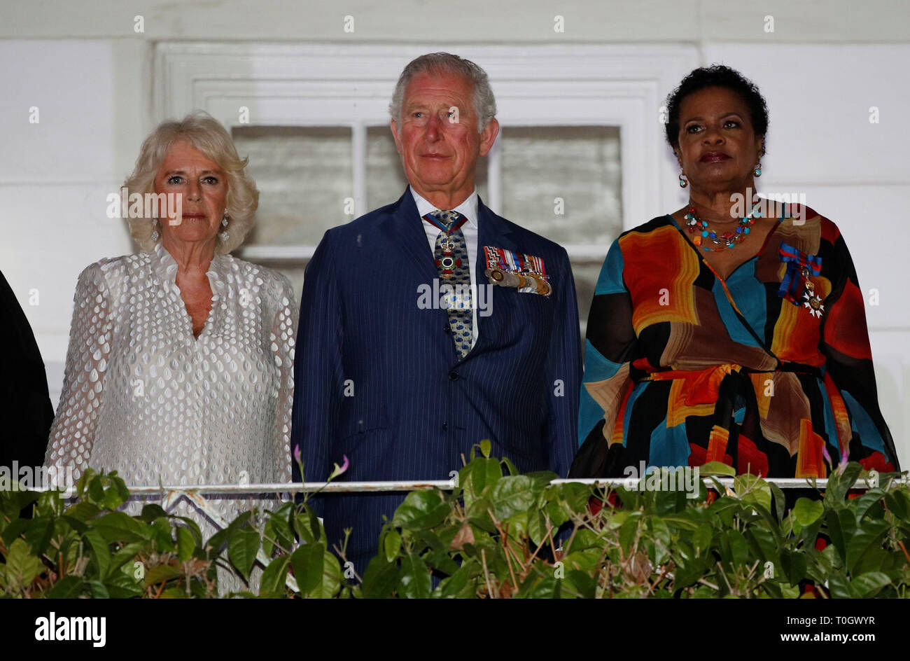 Der Prinz von Wales und die Herzogin von Cornwall, mit Generalgouverneur von Barbados, Ihrer Exzellenz Dame Sandra Maurer, besuchen einen Empfang in der Residenz des Ministerpräsidenten, ilarie Gericht, in Bridgetown, Barbados, wie Sie Ihre Tour durch die Karibik fort. Stockfoto