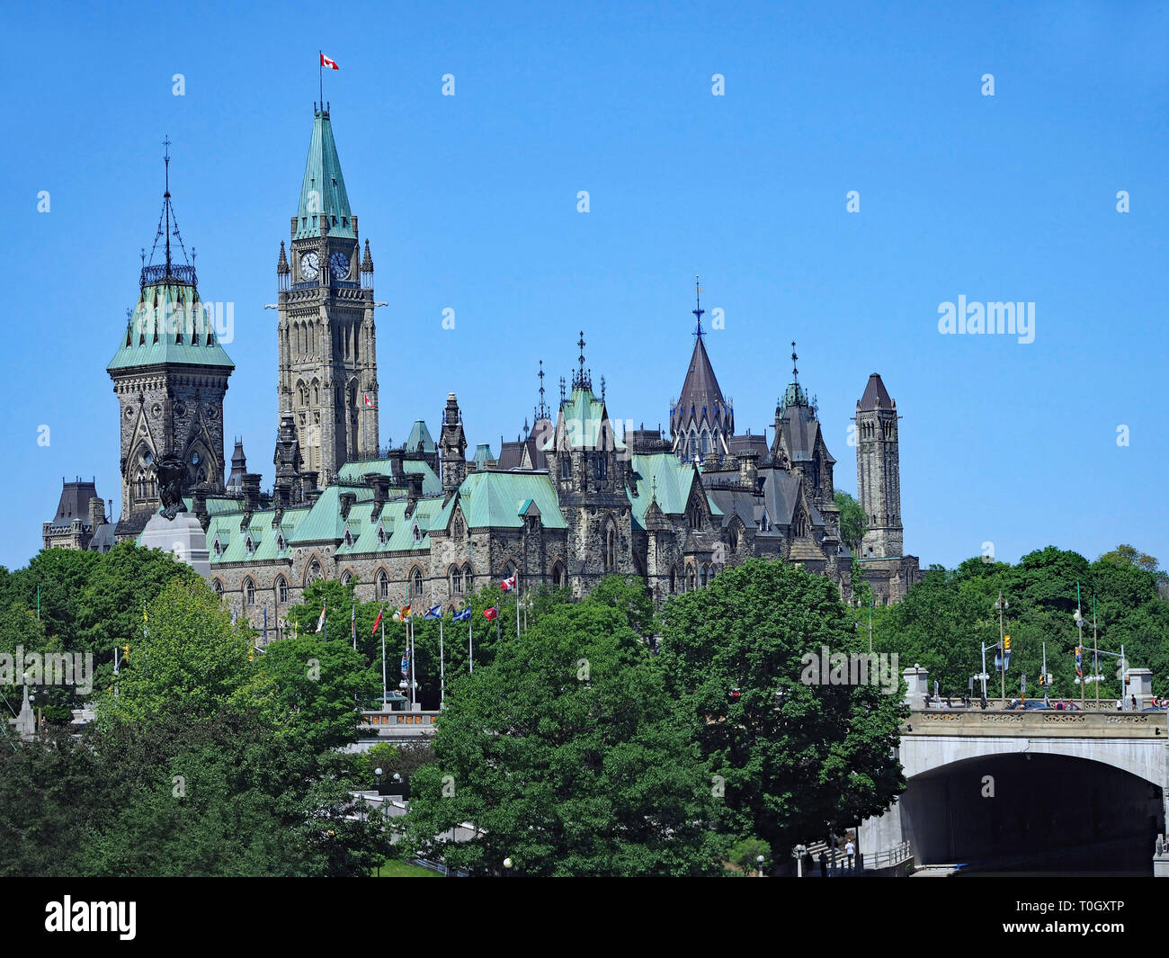 Ottawa, Blick auf Kanada's Parliament Building über von der Rideau Canal Stockfoto