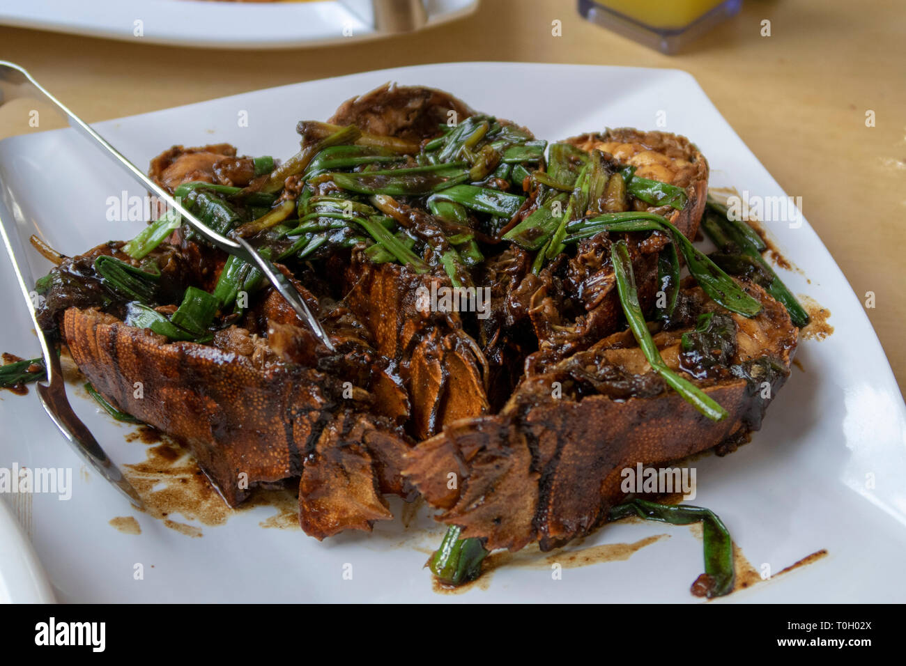 Schwarzer Pfeffer Langusten, eine populäre lokale Gericht in Seafood Restaurants in Singapur Stockfoto