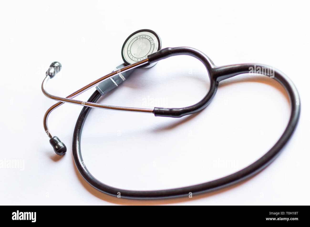 Medizinische Ausrüstungen Stethoskop auf weißem Hintergrund Stockfoto