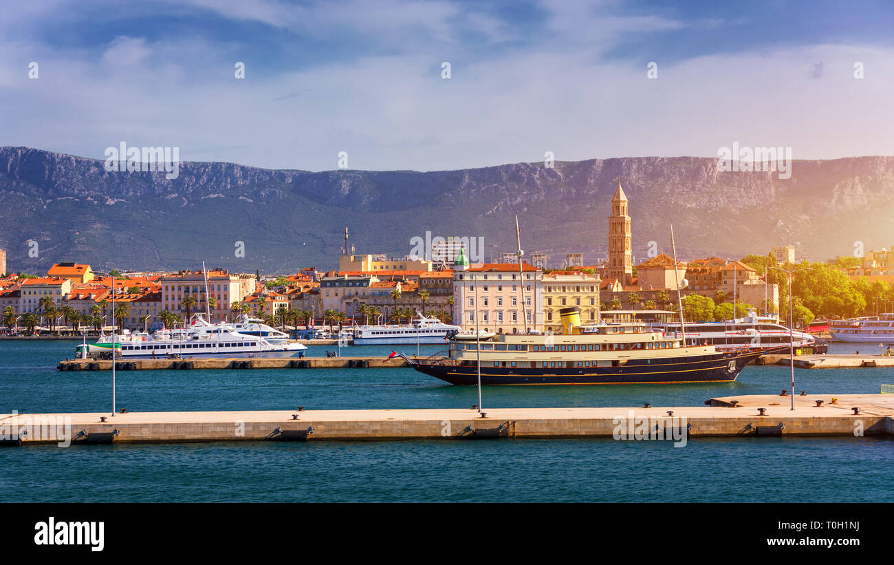 Split, Kroatien (Region Dalmatien). UNESCO-Weltkulturerbe. Blick auf die Stadt Split, Diokletianpalast und Mosor Berge im Hintergrund. Split panora Stockfoto