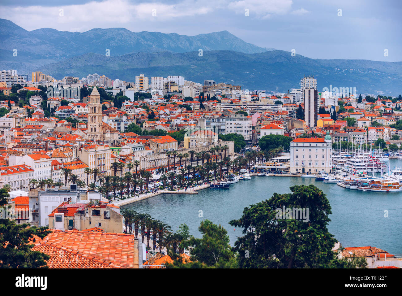 Split, Kroatien (Region Dalmatien). UNESCO-Weltkulturerbe. Diokletianspalast und Mosor Berge im Hintergrund. Split Panoramablick auf Stadt, Da Stockfoto