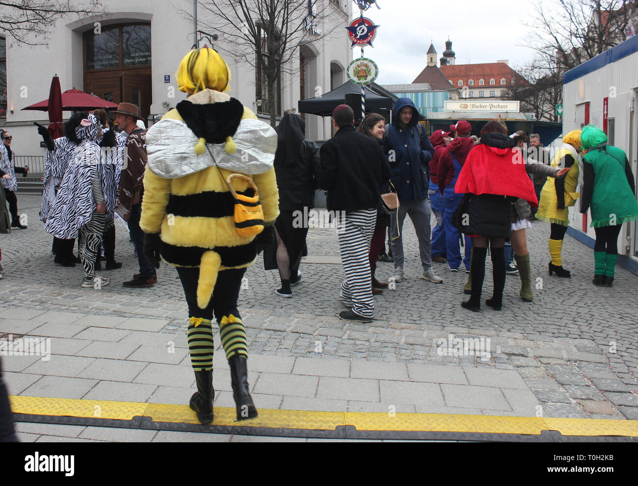 Frau verkleidet als Biene an Karneval. Karneval Kostüm gegen Biene Tod war beliebt in München, Deutschland. Stockfoto