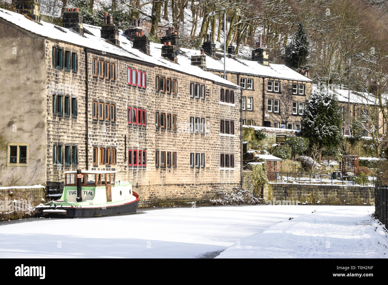 Weavers Cottages Schnee gefroren Rochdale Canal, Hebden Bridge, Calderdale, West Yorkshire Stockfoto