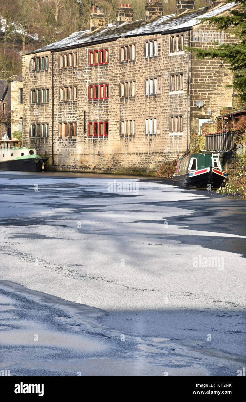 Weavers Cottages Schnee gefroren Rochdale Canal, Hebden Bridge, Calderdale, West Yorkshire Stockfoto