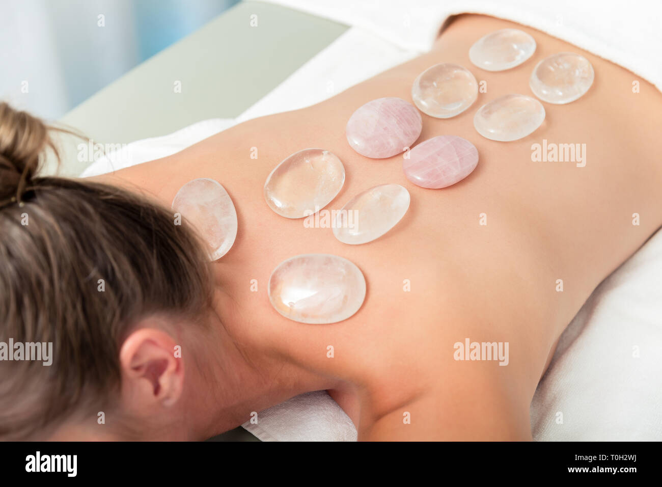 Frau, hot-Stone-Therapie Stockfoto