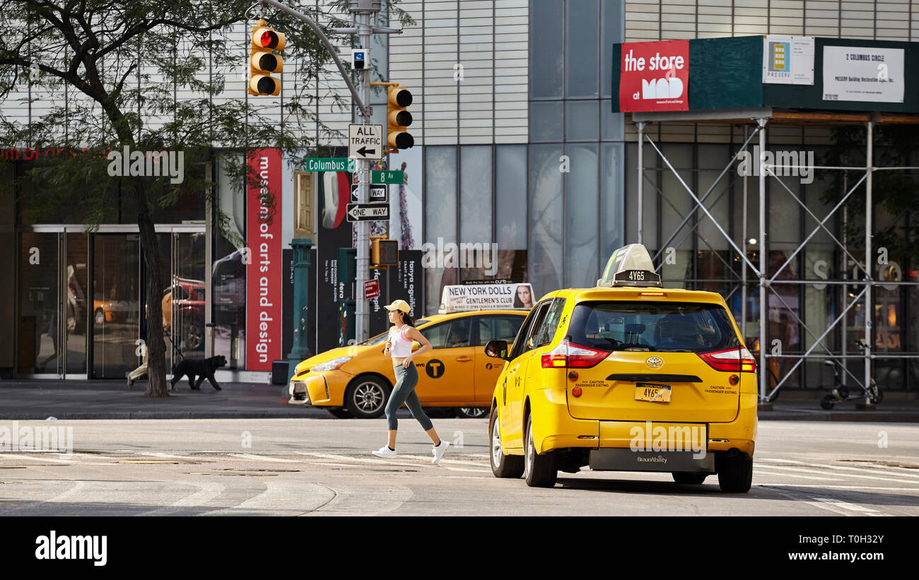 New York, USA - 01. Juli 2018: Die weiblichen Athleten läuft über fußgängerüberweg am Columbus Circle an einem Sommermorgen. Stockfoto