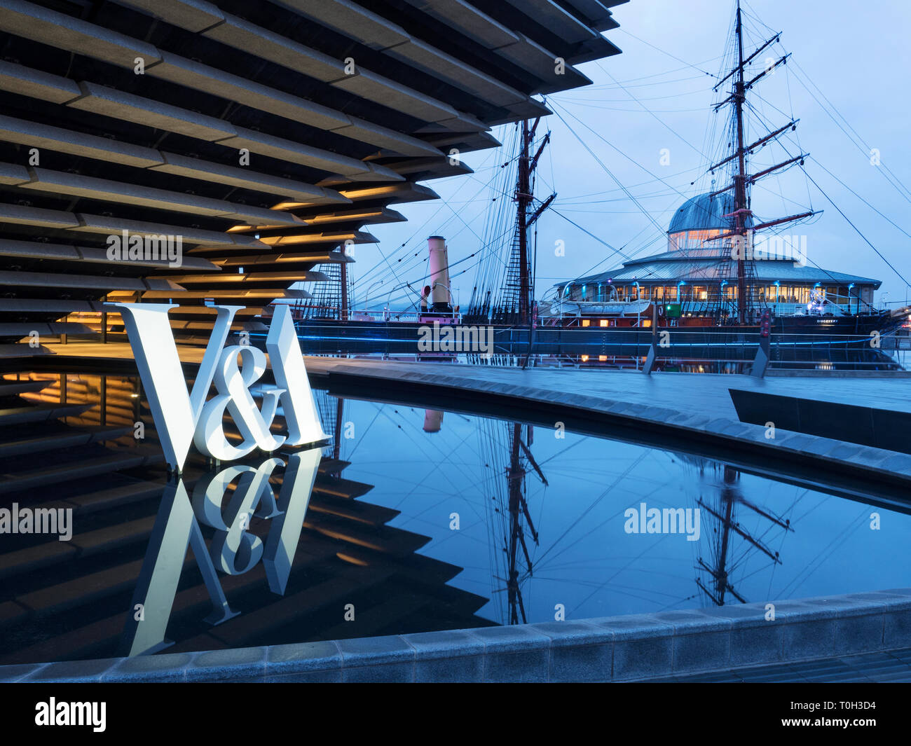 V&A Dundee design museum und RRS Discovery Museum Schiff am Flußufer Esplanade Dundee Schottland Stockfoto