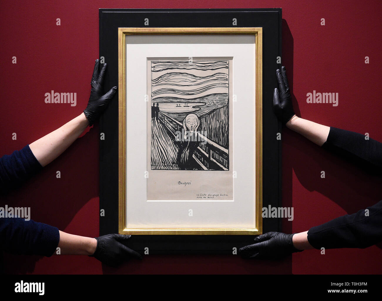 Galerie Techniker installieren Edvard Munchs Schrei im Britischen Museum in London, vor der Öffnung von Edvard Munch: Liebe und Angst Ausstellung, die vom 11. April bis 21. Juli 2019. Stockfoto