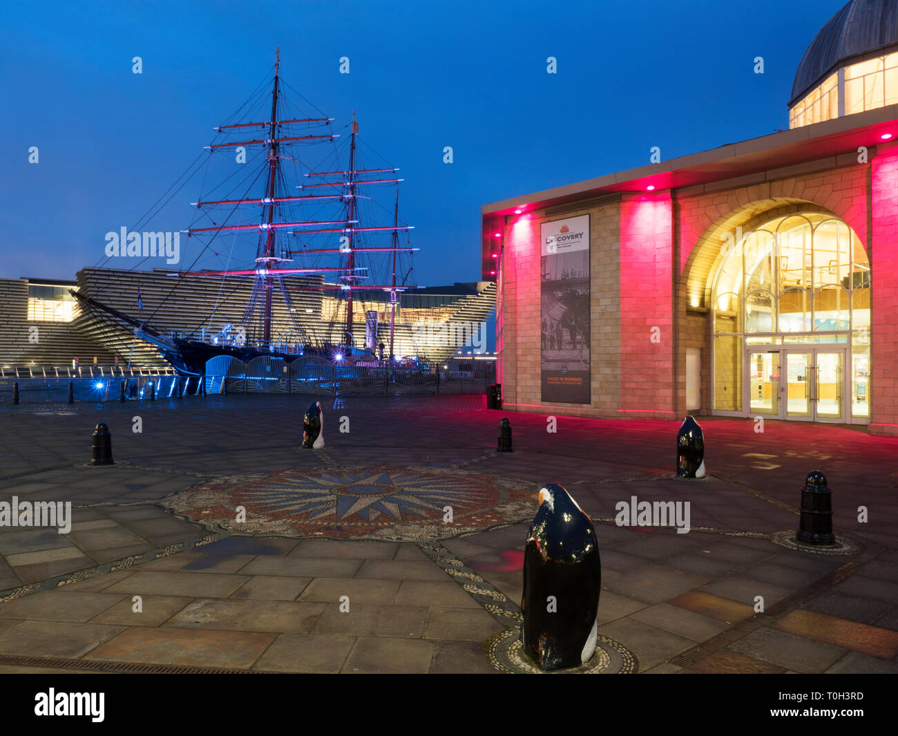 Discovery Point und RRS Discovery mit V&A Dundee design museum hinter Dundee Schottland Stockfoto