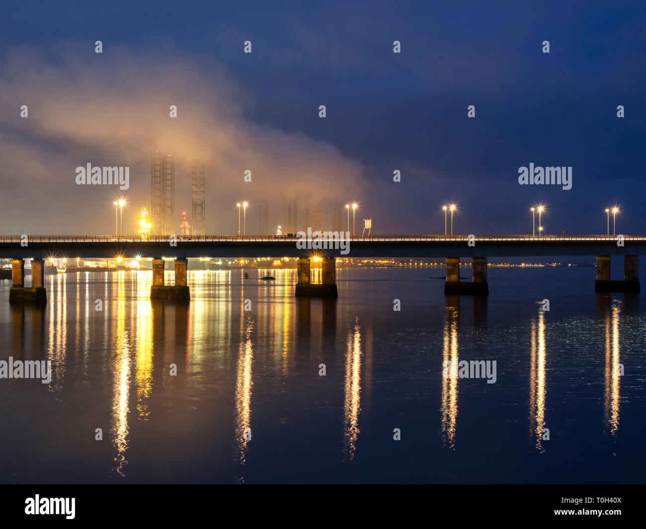 Tay Brücke von Riverside Promenade und den Hafen von Dundee in der Dämmerung Dundee Schottland Stockfoto