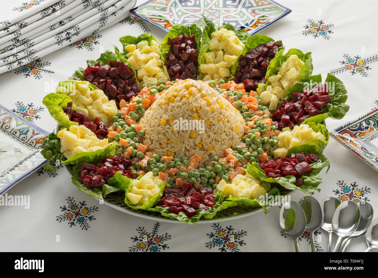 Schale mit traditionellen festlichen Marokkanischen gemischter Salat auf einem schön gedeckten Tisch mit bestickten Tischdecke Stockfoto