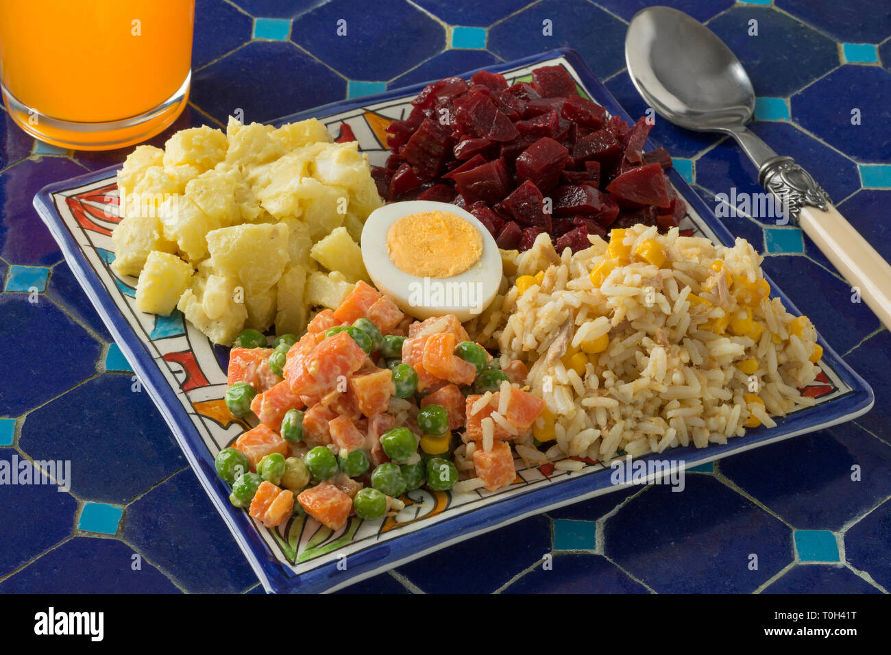 Gesund essen mit traditionellen marokkanischen gemischter Salat auf einer Terrasse Tisch im Freien Stockfoto