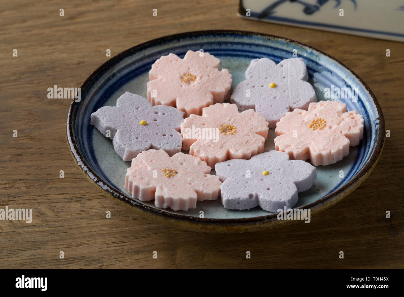 Spezielle traditionelle blumen geformte Japanische Spezialitäten serviert mit Kaffee Stockfoto
