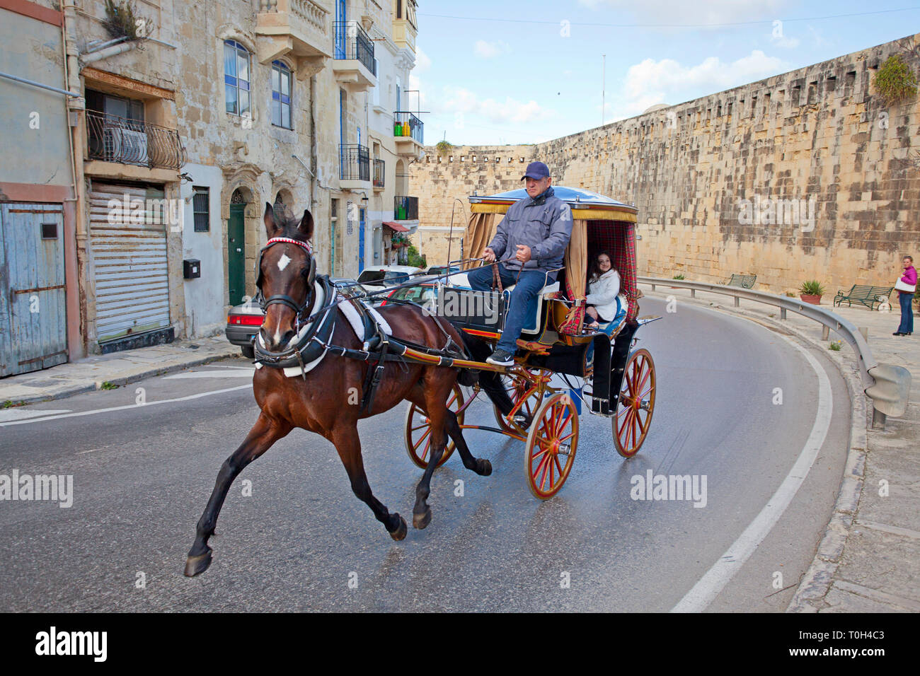 Pferdekutschenfahrt durch die Straßen von Valletta Stockfoto