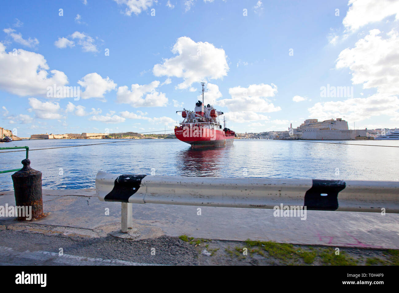 Große rote Schiff aus günstig Steinbruch Wharf, Valletta, Malta Stockfoto