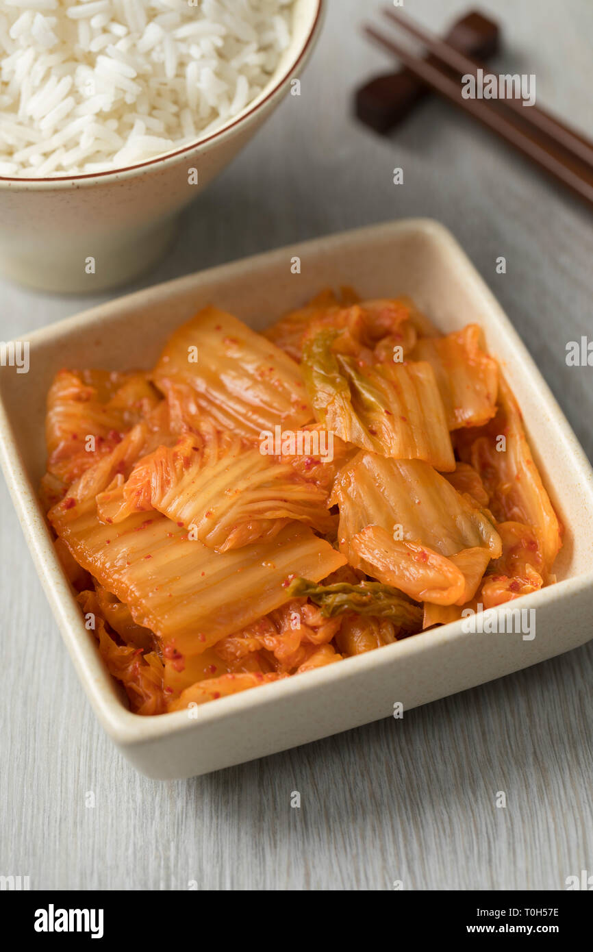 Schüssel mit traditioneller koreanischer fermentierter Kimchi und Reis für eine Mahlzeit Stockfoto