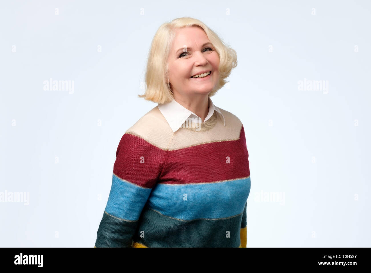 Glücklich lächelnde Reife blonde Frau in den 60er Jahren Stockfoto