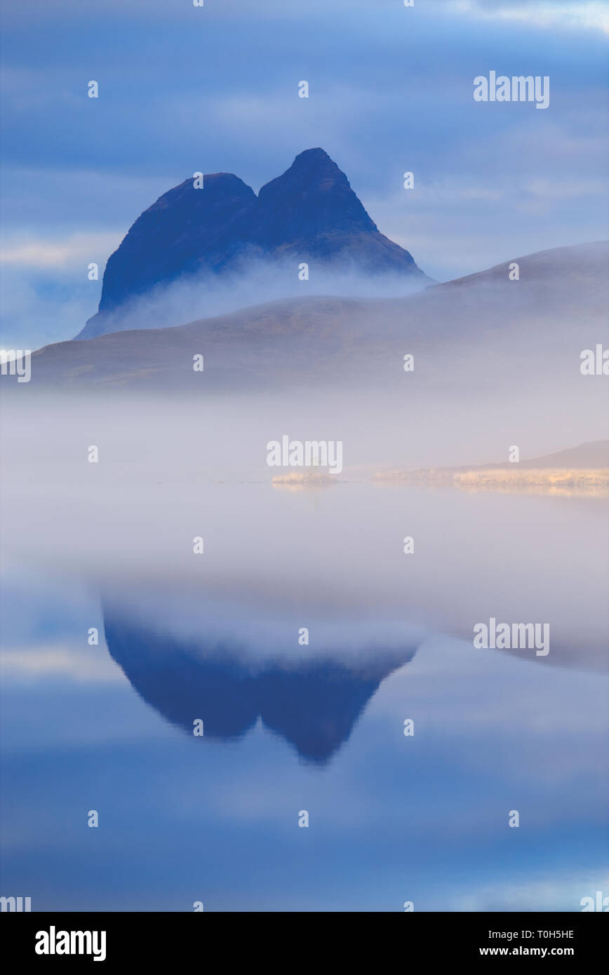 Misty Loch Borralan mit suilven Berg hinter, Sutherland Stockfoto