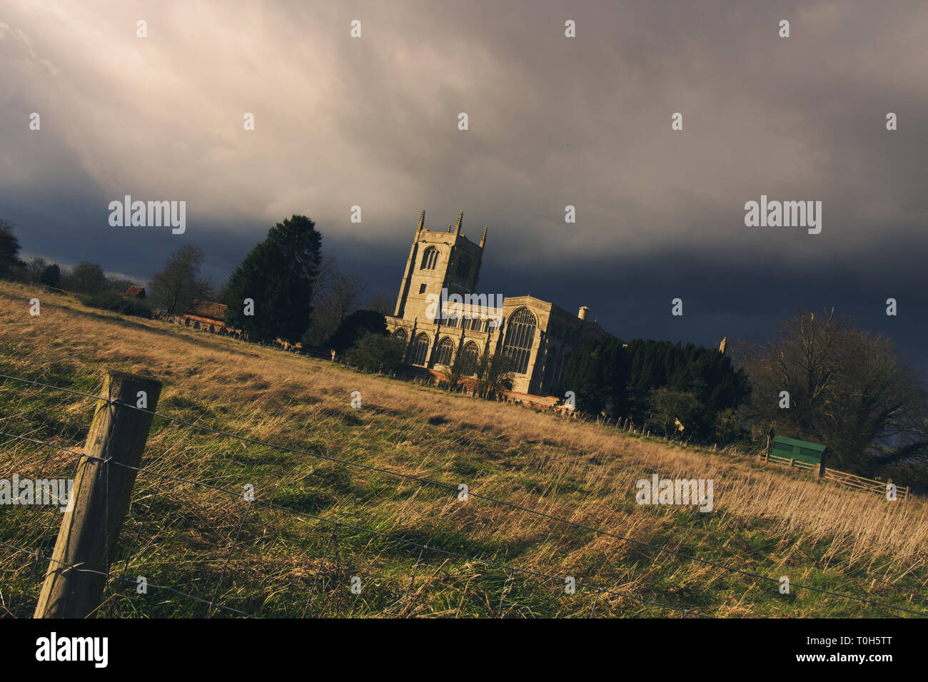 Stiftskirche der Heiligen Dreifaltigkeit auf einem dunklen Frühlingsabend. Tattershall, Lincolnshire, Großbritannien Stockfoto